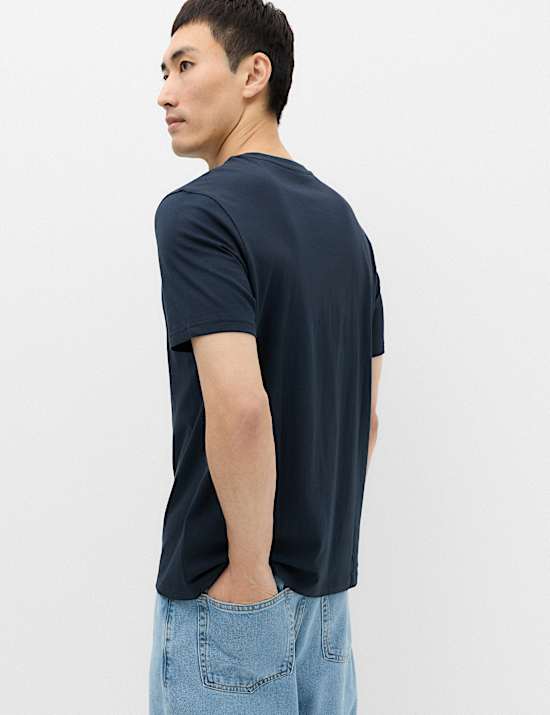 T-Shirt aus reiner Baumwolle in normaler Passform mit Rundhalsausschnitt
