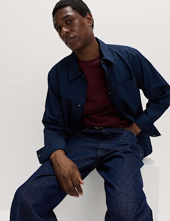 T-Shirt με κλειστή στρογγυλή λαιμόκοψη και κανονική εφαρμογή από 100% βαμβάκι