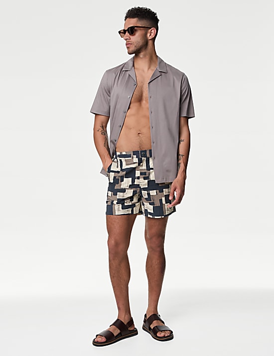 Rychleschnouc&iacute; koupac&iacute; &scaron;ortky s abstraktn&iacute;m potiskem