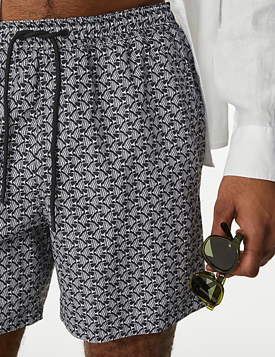 Rychleschnouc&iacute; koupac&iacute; &scaron;ortky s&nbsp;geometrick&yacute;m potiskem