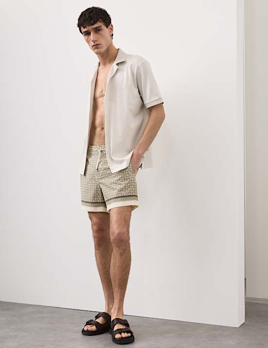 Rychleschnouc&iacute; koupac&iacute; &scaron;ortky s geometrick&yacute;m potiskem