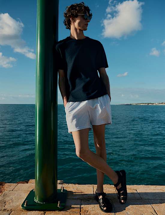 Ριγέ γκοφρέ σορτς με υψηλή περιεκτικότητα σε βαμβάκι