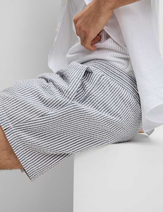 Pruhovan&eacute; koupac&iacute; &scaron;ortky z materi&aacute;lu seersucker s vysok&yacute;m pod&iacute;lem bavlny