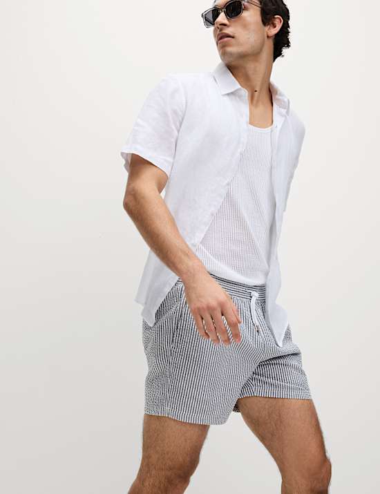 Pruhovan&eacute; koupac&iacute; &scaron;ortky z materi&aacute;lu seersucker s vysok&yacute;m pod&iacute;lem bavlny