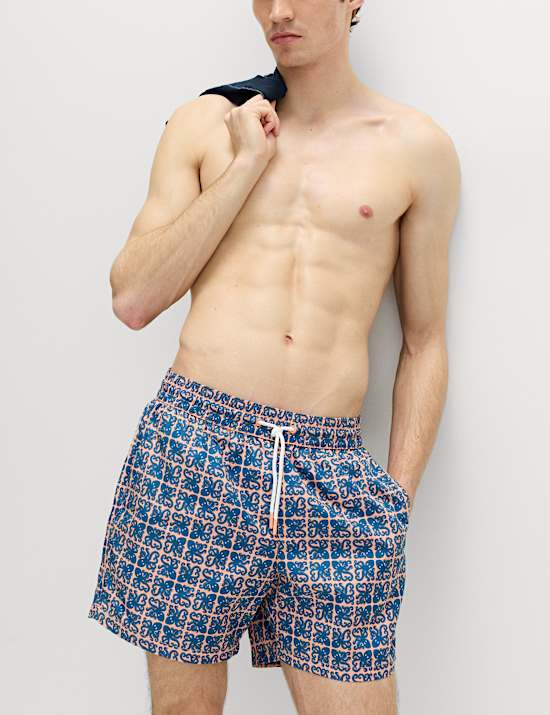 Ba&ntilde;ador con estampado geom&eacute;trico de secado r&aacute;pido