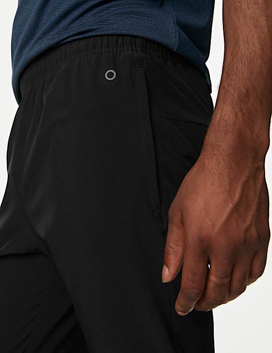 &Alpha;&theta;&lambda;&eta;&tau;&iota;&kappa;ό jogger &mu;&epsilon; &mu;&pi;&alpha;&tau;&zeta;ά&kappa;&iota;&alpha; &pi;&omicron;&upsilon; &sigma;&tau;&epsilon;&nu;&epsilon;ύ&omicron;&upsilon;&nu; &pi;&rho;&omicron;&sigmaf; &tau;&alpha; &kappa;ά&tau;&omega;