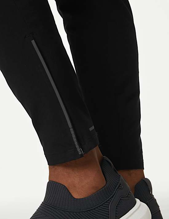 &Alpha;&theta;&lambda;&eta;&tau;&iota;&kappa;ό jogger &mu;&epsilon; &mu;&pi;&alpha;&tau;&zeta;ά&kappa;&iota;&alpha; &pi;&omicron;&upsilon; &sigma;&tau;&epsilon;&nu;&epsilon;ύ&omicron;&upsilon;&nu; &pi;&rho;&omicron;&sigmaf; &tau;&alpha; &kappa;ά&tau;&omega;