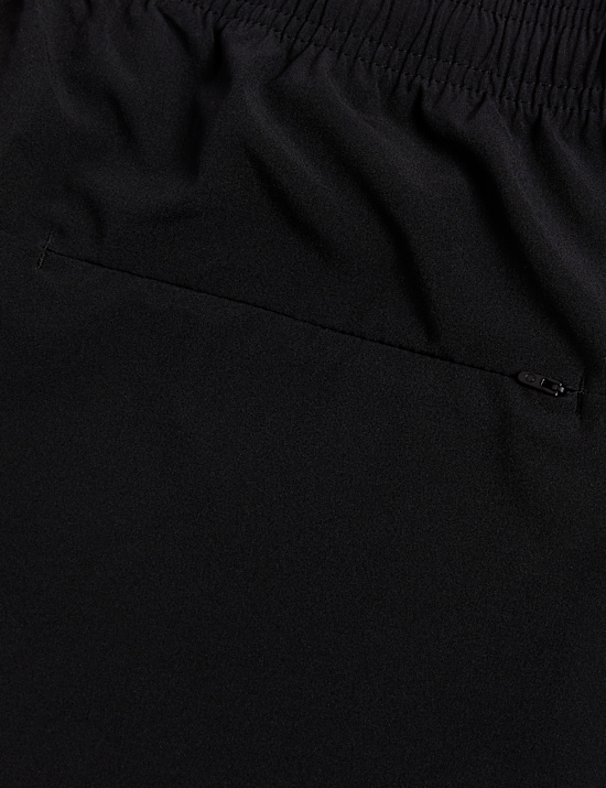 &Alpha;&theta;&lambda;&eta;&tau;&iota;&kappa;ό jogger &mu;&epsilon; &mu;&pi;&alpha;&tau;&zeta;ά&kappa;&iota;&alpha; &pi;&omicron;&upsilon; &sigma;&tau;&epsilon;&nu;&epsilon;ύ&omicron;&upsilon;&nu; &pi;&rho;&omicron;&sigmaf; &tau;&alpha; &kappa;ά&tau;&omega;