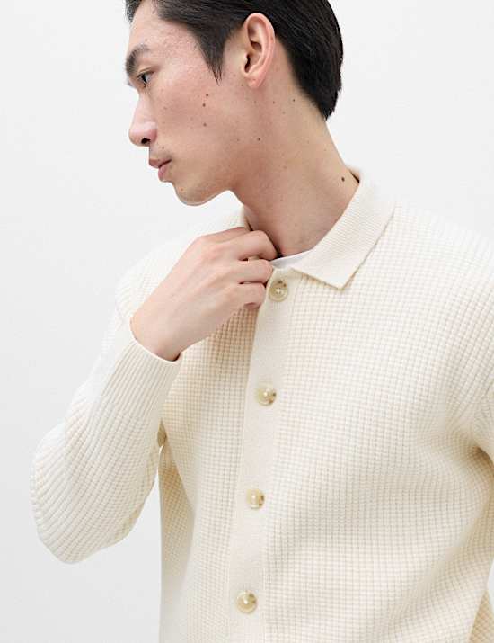 Strickjacke aus Luftgarn mit durchgehender Knopfleiste und Zopfmuster