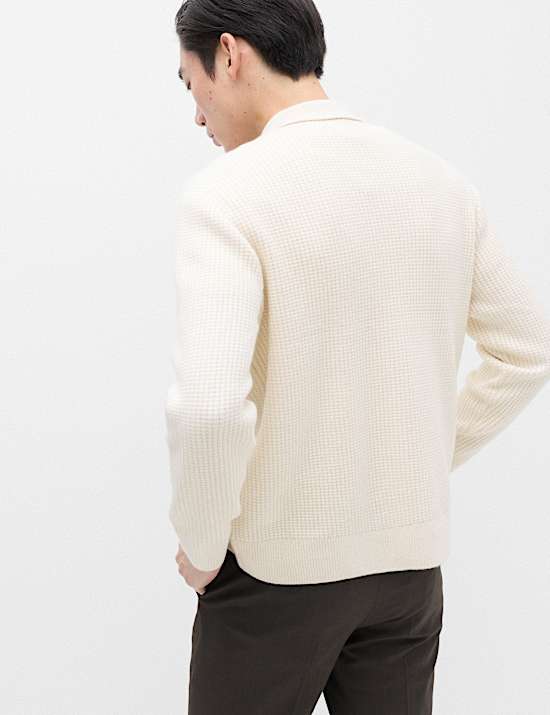 Strickjacke aus Luftgarn mit durchgehender Knopfleiste und Zopfmuster