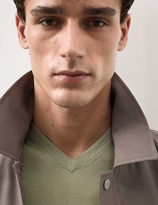 Pull pure laine m&eacute;rinos extra-fine &agrave; col en V