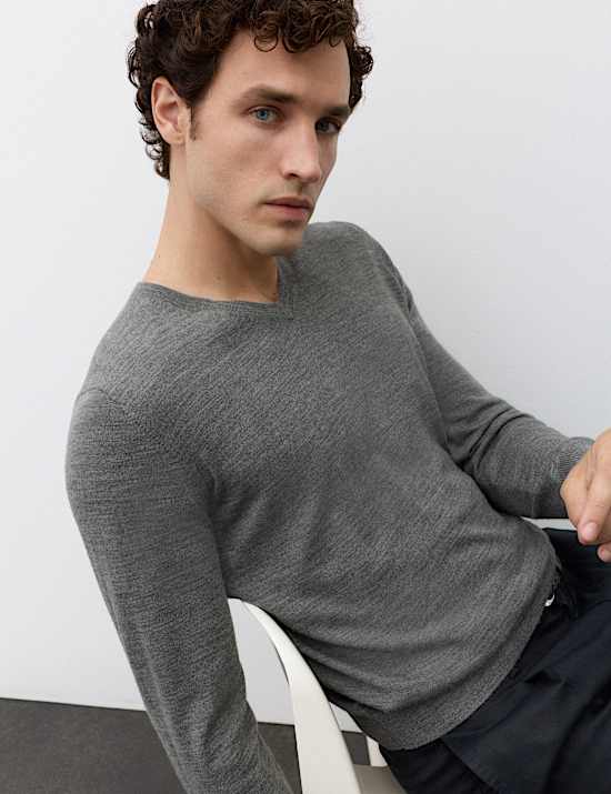 Pull pure laine m&eacute;rinos extra-fine &agrave; col en V