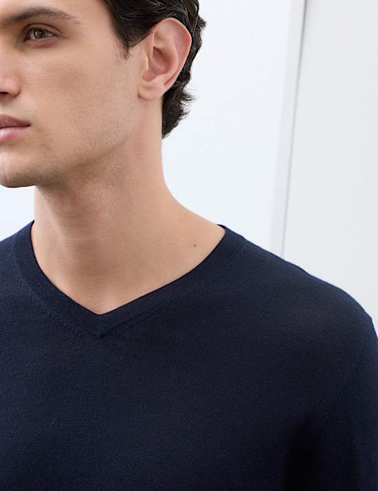 Pull pure laine m&eacute;rinos extra-fine &agrave; col en V