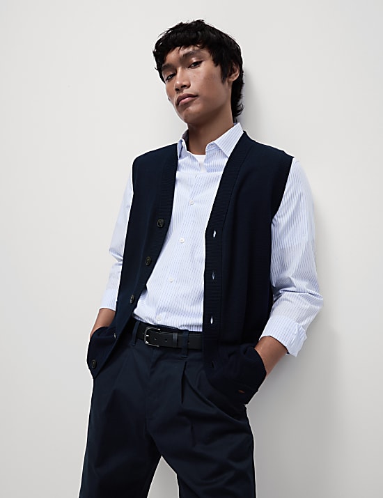 מקטורן סרוג מבד עשיר בכותנה עם צווארון וי וטקסטורה