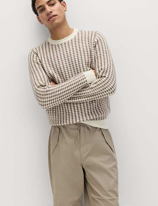 Pull ultra-doux textur&eacute; &agrave; col rond surpiqu&eacute;