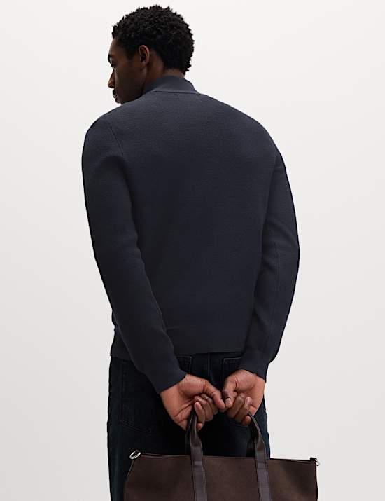 Texturovan&yacute; svetr s vysok&yacute;m obsahem bavlny a kr&aacute;tk&yacute;m zipem u krku