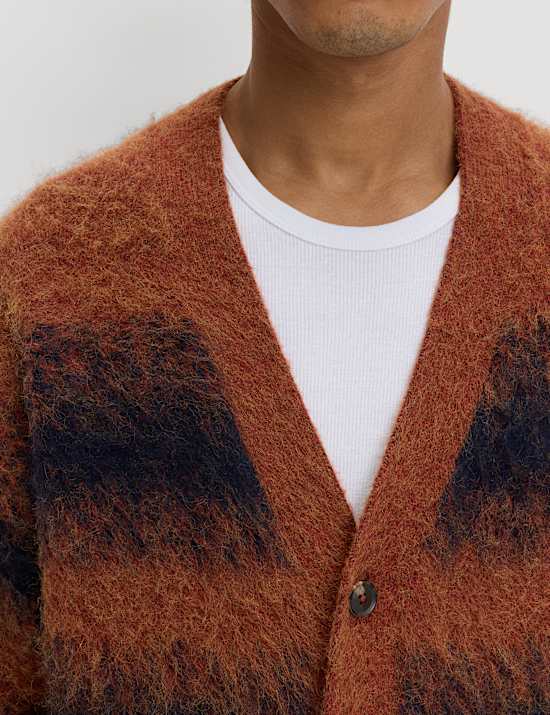 Proužkovan&yacute; kardigan s v&yacute;střihem do V, z př&iacute;jemn&eacute;ho &uacute;pletu