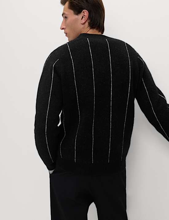Gestreifte Strickjacke mit V-Ausschnitt und Wollanteil