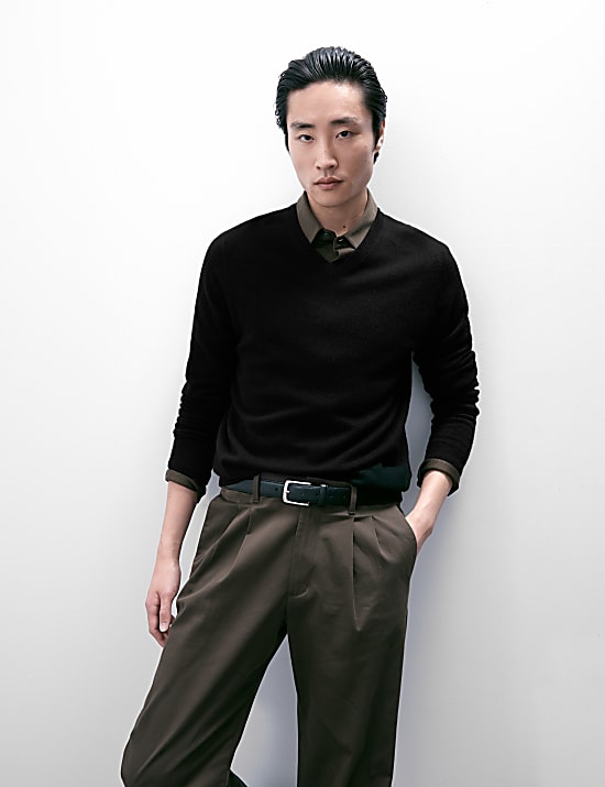 Svetr z čist&eacute;ho ka&scaron;m&iacute;ru s v&yacute;střihem do V