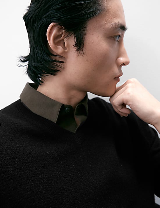 Svetr z čist&eacute;ho ka&scaron;m&iacute;ru s v&yacute;střihem do V