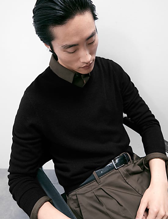 Svetr z čist&eacute;ho ka&scaron;m&iacute;ru s v&yacute;střihem do V