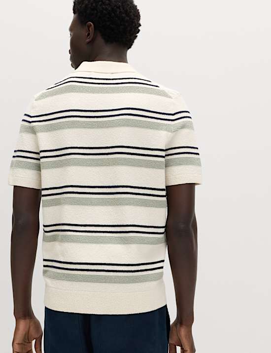 Polo shirt van boucl&eacute; met opvallende strepen, gemaakt van katoenrijk boucl&eacute;.