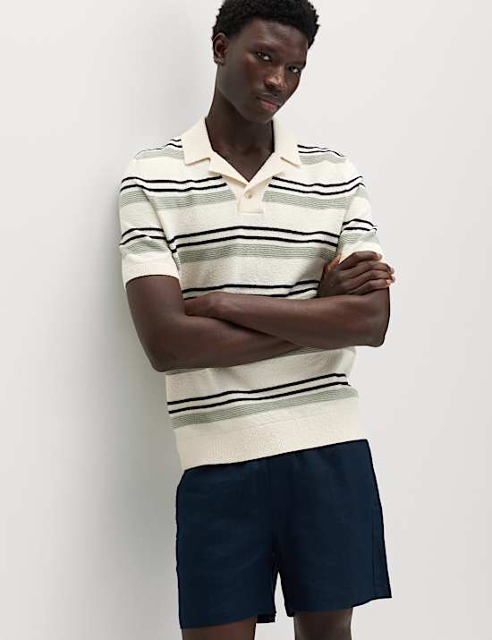 Polo shirt van boucl&eacute; met opvallende strepen, gemaakt van katoenrijk boucl&eacute;.