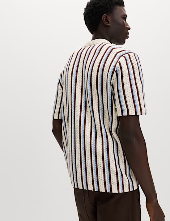 Gestricktes Baumwoll-Poloshirt mit Struktur- und Streifenmuster