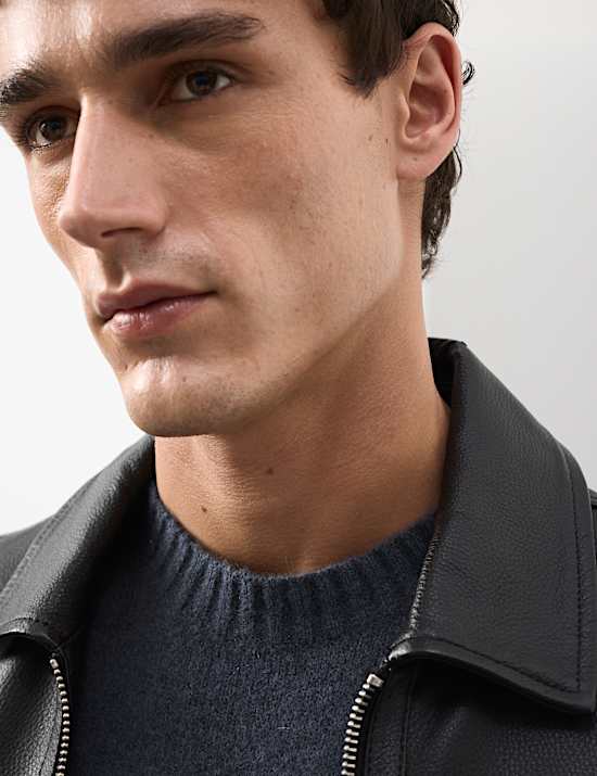 Voln&yacute; svetr ze směsi moh&eacute;ru a merina s v&yacute;střihem ke krku