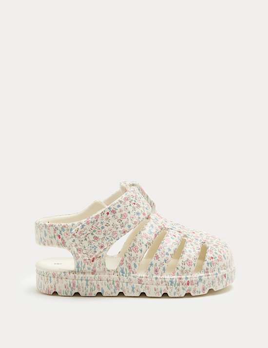 Ryb&aacute;řsk&eacute; sand&aacute;ly pro prvn&iacute; krůčky (3&ndash;4 mal&eacute;)