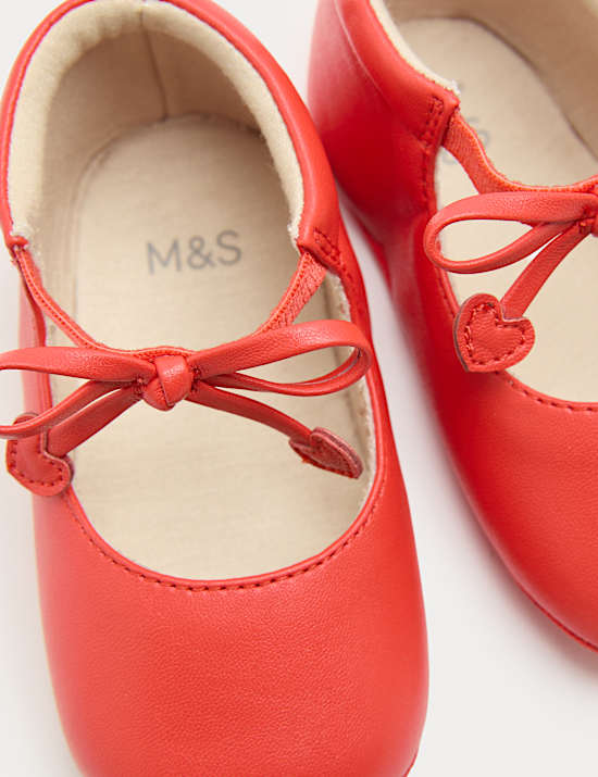 Chaussures b&eacute;b&eacute; &agrave; bride motif c&oelig;ur (jusqu&rsquo;au 18 mois)