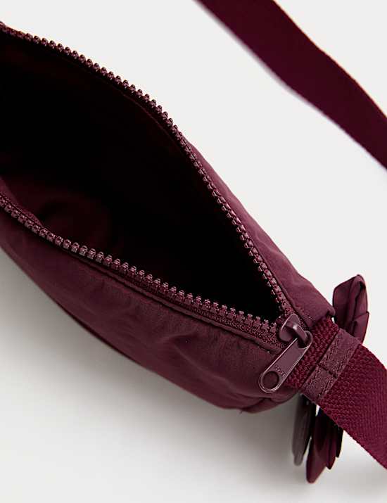 תיק פאוץ' עם פפיון וצ'ארם לב לילדות