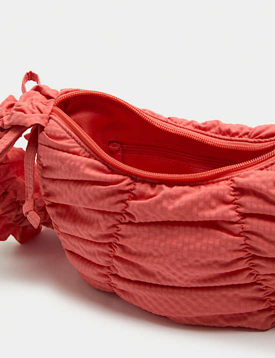 Crossbody-tas met ruches en structuurdessin