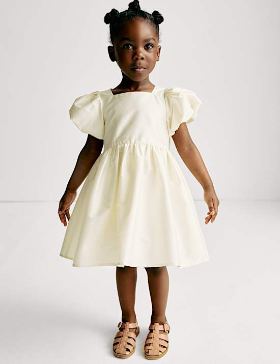 Robe en taffetas orn&eacute;e d&rsquo;un n&oelig;ud (du 2 au 8 ans)