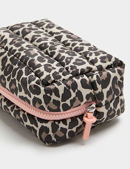Pro&scaron;&iacute;van&aacute; toaletn&iacute; ta&scaron;tička s leopard&iacute;m potiskem