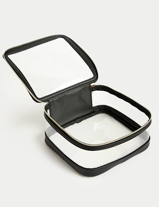 Τρία νεσεσέρ ταξιδιού