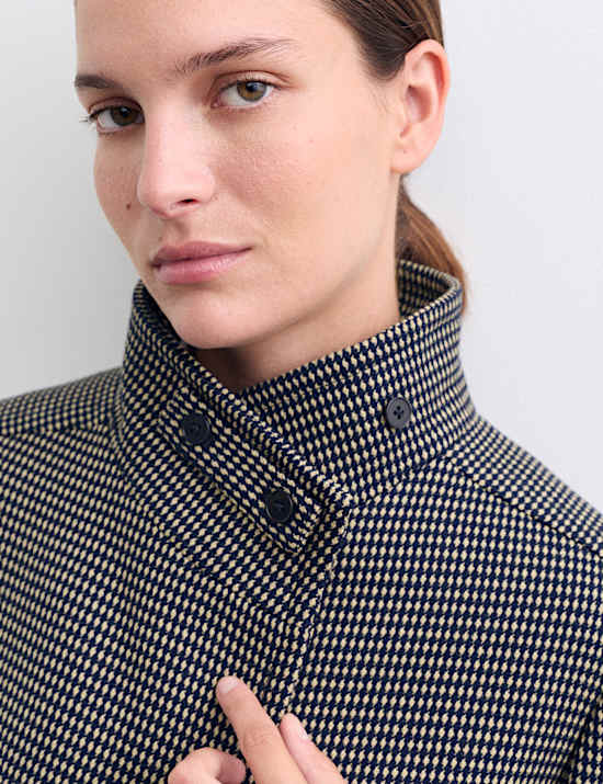 Korte jas van zuivere merinowol met geometrisch motief