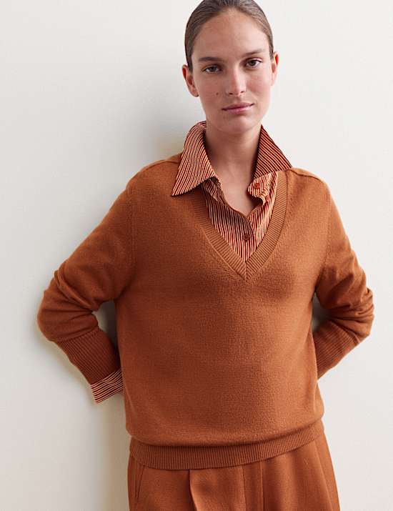Pull en laine m&eacute;rinos avec soie &agrave; col en V