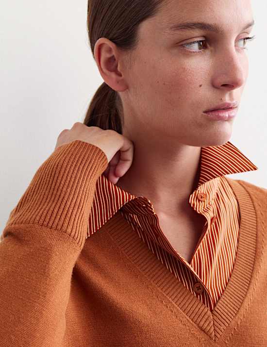 Pull en laine m&eacute;rinos avec soie &agrave; col en V