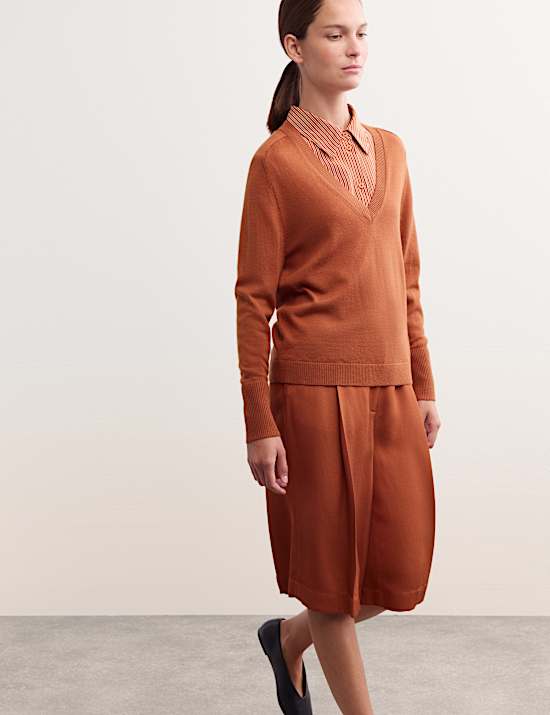 Pull en laine m&eacute;rinos avec soie &agrave; col en V
