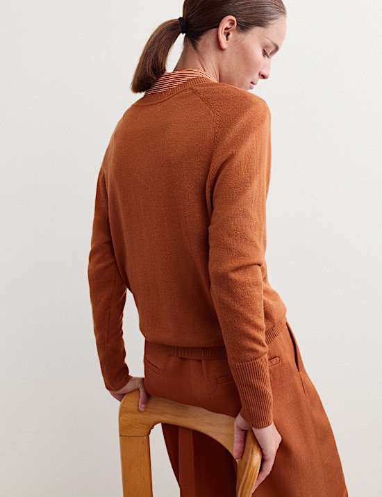 Pull en laine m&eacute;rinos avec soie &agrave; col en V