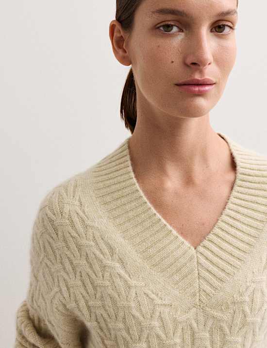 Pull en alpaga mélangé à maille torsadée et col en V avec cachemire