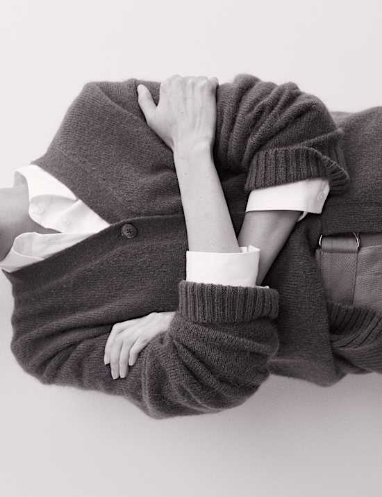 Gilet coupe d&eacute;contract&eacute;e en mohair m&eacute;lang&eacute; &agrave; col en V