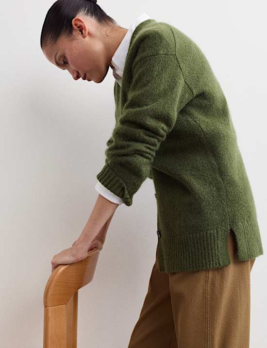 Gilet coupe d&eacute;contract&eacute;e en mohair m&eacute;lang&eacute; &agrave; col en V