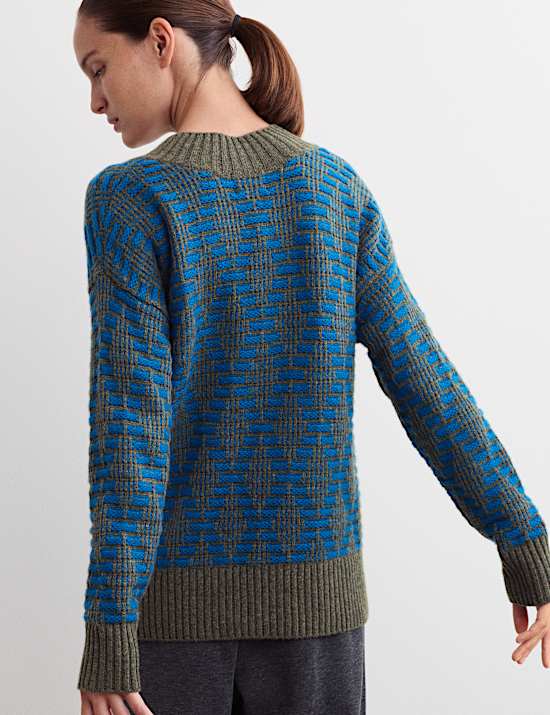 Πουλόβερ με ρόμβους και λαιμόκοψη V με υψηλή περιεκτικότητα σε μαλλί merino