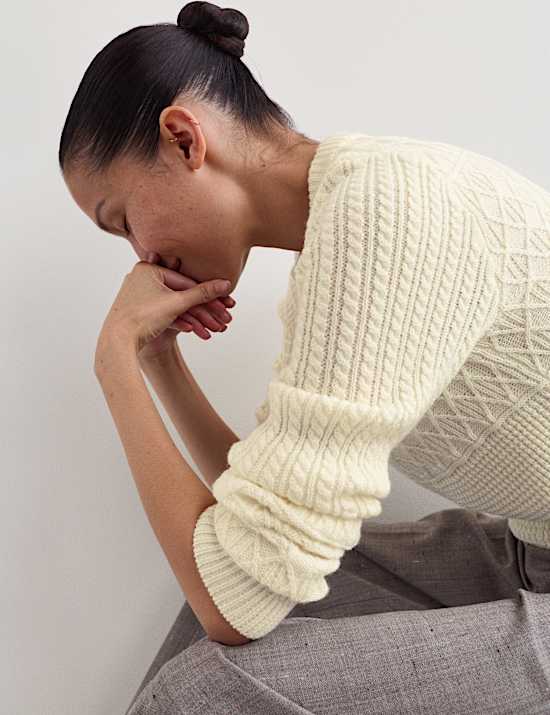 Jersey informal de lana de merino de punto trenzado con dise&ntilde;o de patchwork