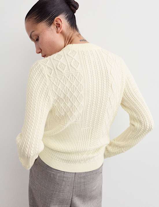 Jersey informal de lana de merino de punto trenzado con dise&ntilde;o de patchwork