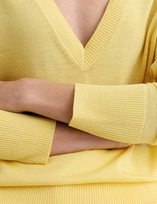 Sweter z dekoltem w serek ze 100% wełny merino