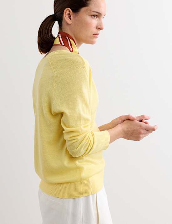 Sweter z dekoltem w serek ze 100% wełny merino