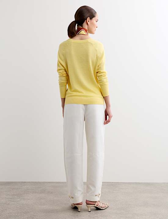 Sweter z dekoltem w serek ze 100% wełny merino